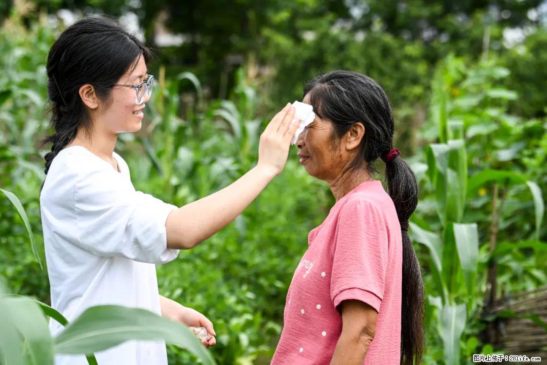 全网追的“扁担女孩”，找了一份暑假工，时薪12元 - 西双版纳生活资讯 - 西双版纳28生活网 bn.28life.com