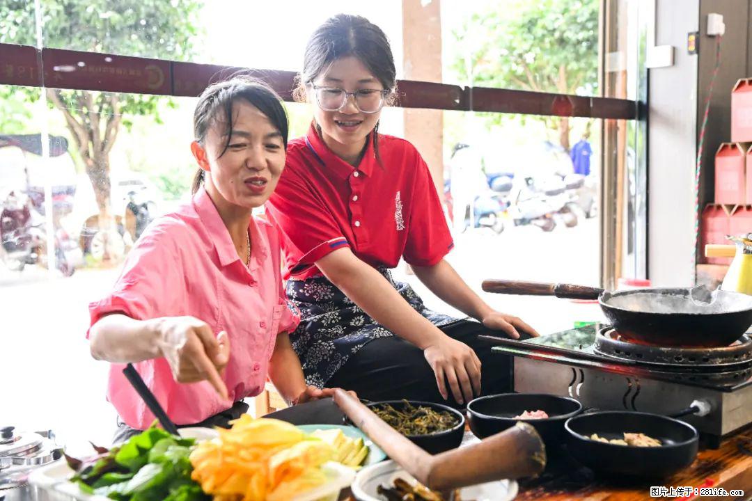 全网追的“扁担女孩”，找了一份暑假工，时薪12元 - 西双版纳生活资讯 - 西双版纳28生活网 bn.28life.com